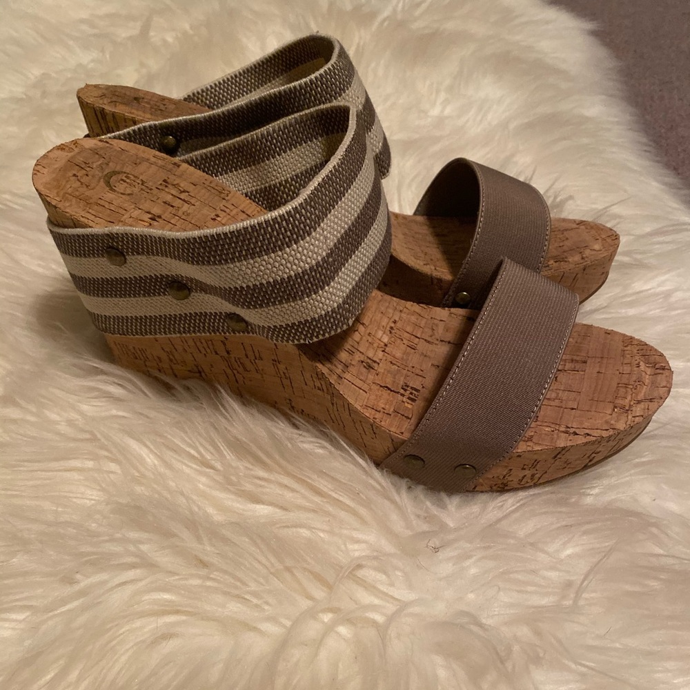 Slip on wedges with elastic bands. Comfy